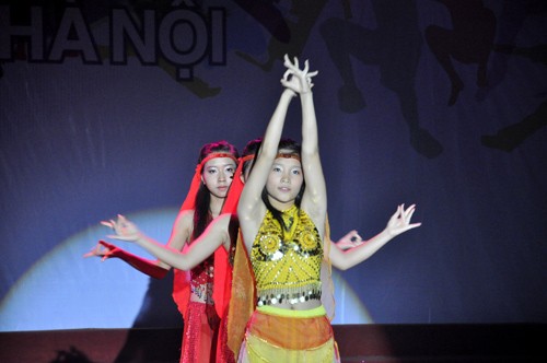 Bình Minh trong cuộc thi Hot Vteen 2010. Trong bài thi này Thu Thủy cũng có múa phụ đạo cho chị.